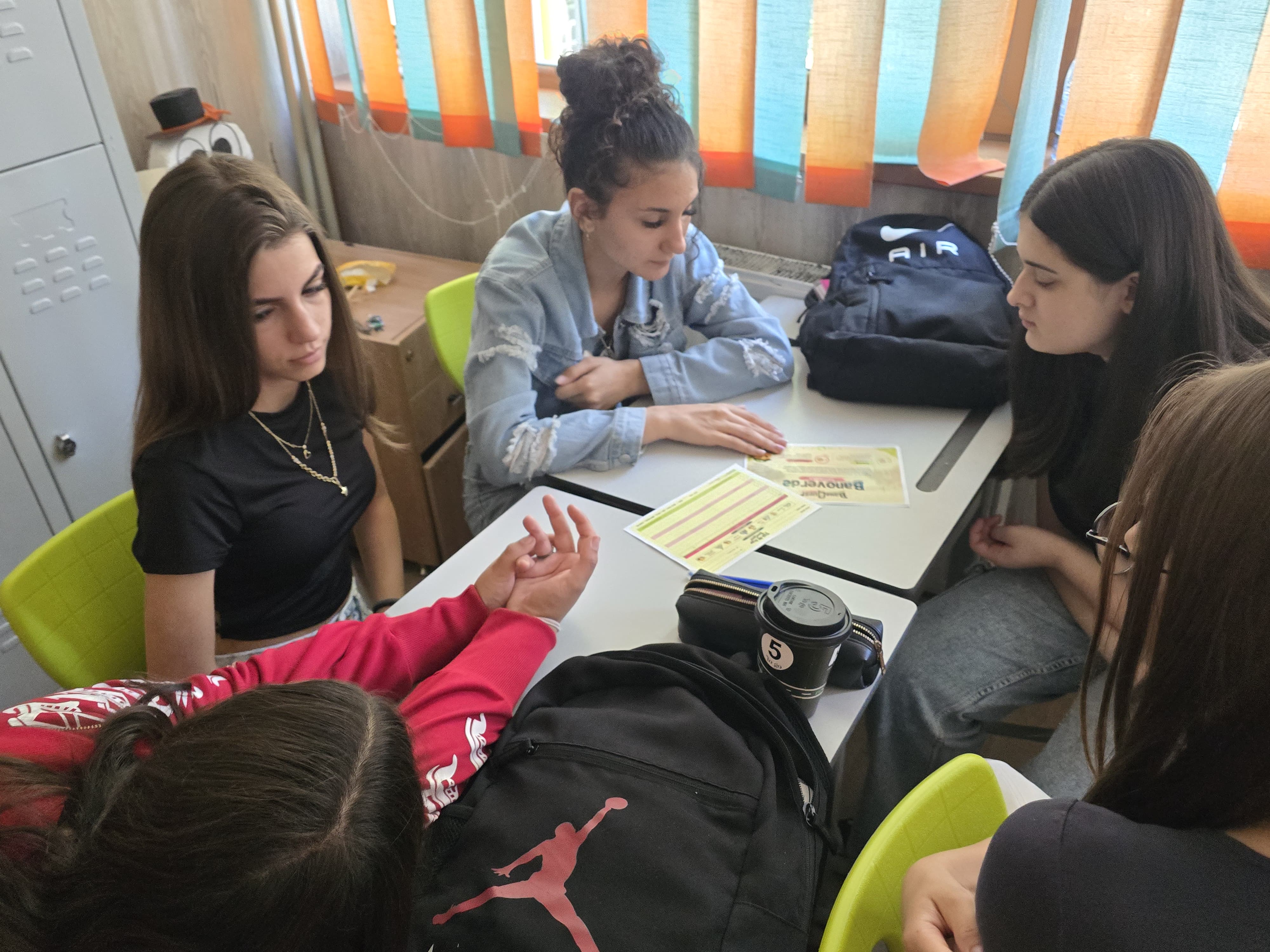 Grup de eleve în timpul unei sesiuni de joc